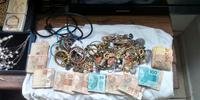 BM encontrou cerca de R$11 mil em dinheiro, joias e bijuterias com os três homens
