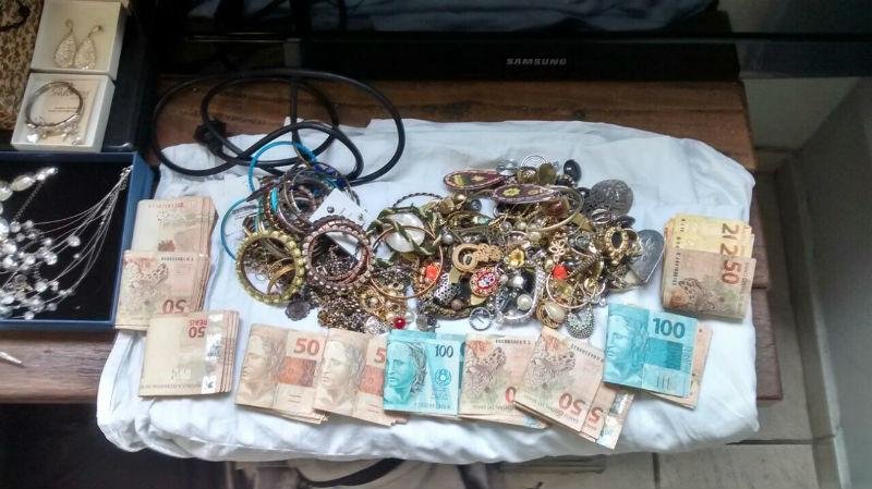 BM encontrou cerca de R$11 mil em dinheiro, joias e bijuterias com os tr&ecirc;s homens
