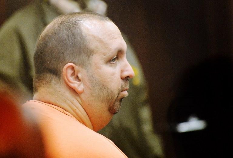 Autor dos disparos, identificado como Craig Stephen Hicks, de 46 anos, foi levado &agrave; pris&atilde;o do condado de Durham