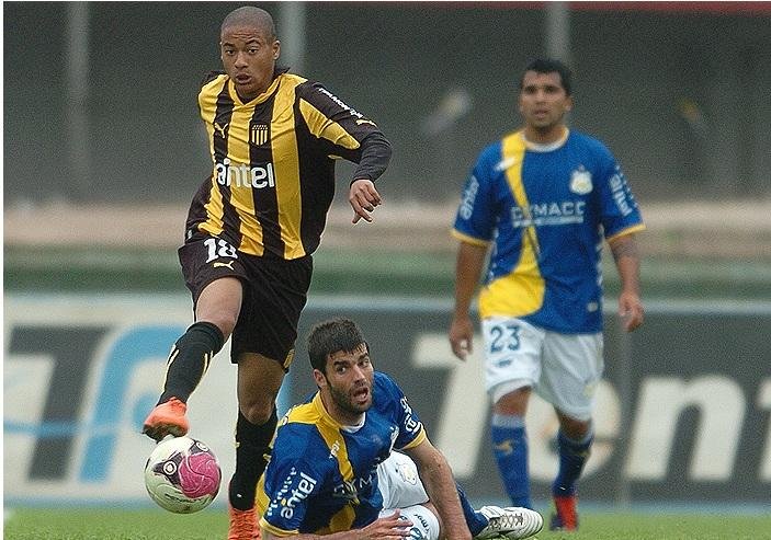 Volante uruguaio chega para assinar com Inter