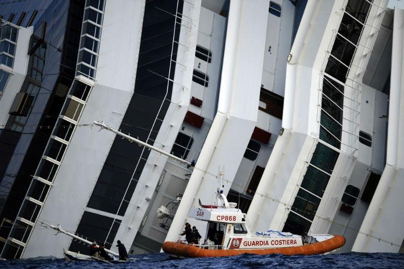 Francesco Schettino foi acusado de homic&iacute;dio m&uacute;ltiplo e abandono de navio