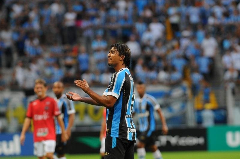 Rui Costa promete buscar alternativas, mas refor&ccedil;os podem chegar em junho