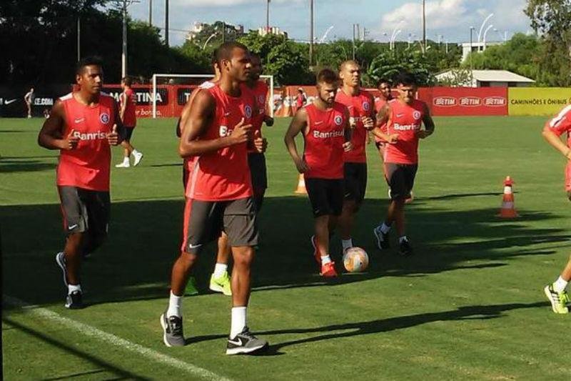 Aguirre treinou equipe reserva com Anderson atuando como volante
