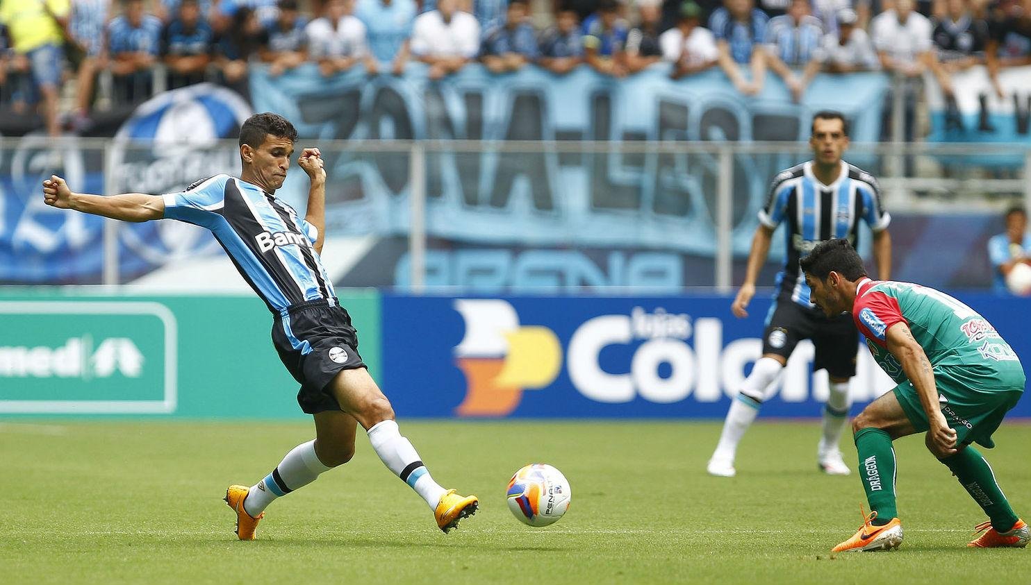 Ara&uacute;jo assinou contrato at&eacute; dezembro de 2017