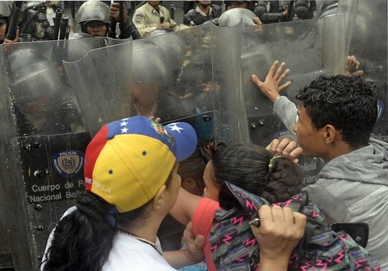 Estudantes protestam contra Maduro em v&aacute;rias cidades da Venezuela