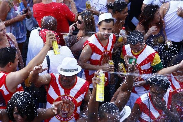 Spray de espuma e maquiagem excessiva podem causar les&otilde;es nos olhos