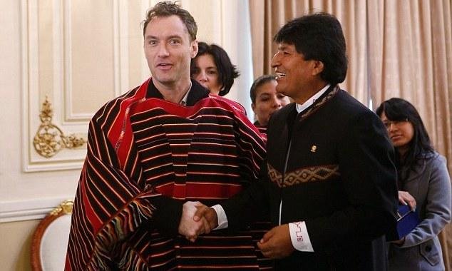 Morales presenteou Law com um poncho colorido t&iacute;pico boliviano