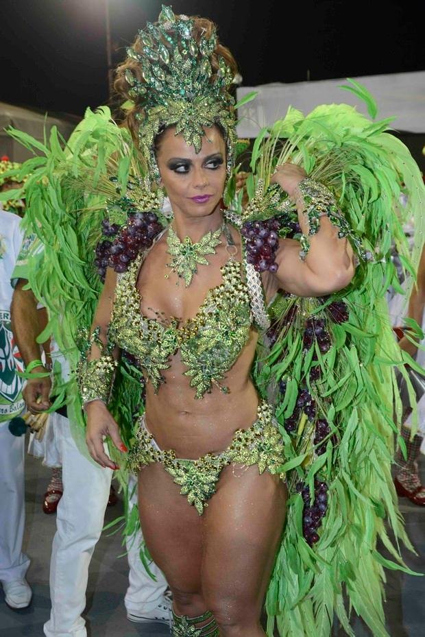 Viviane Ara&uacute;jo entrou na avenida com fantasia que simboliza a colheita do vinho