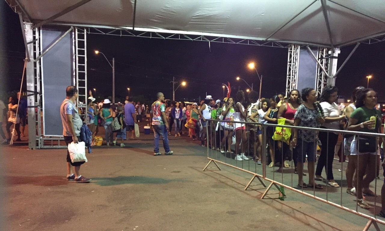 Filas com movimento tranquilo no in&iacute;cio dos desfiles