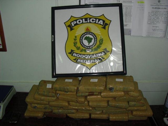 Dupla &eacute; presa com 30 quilos de maconha em Santiago 