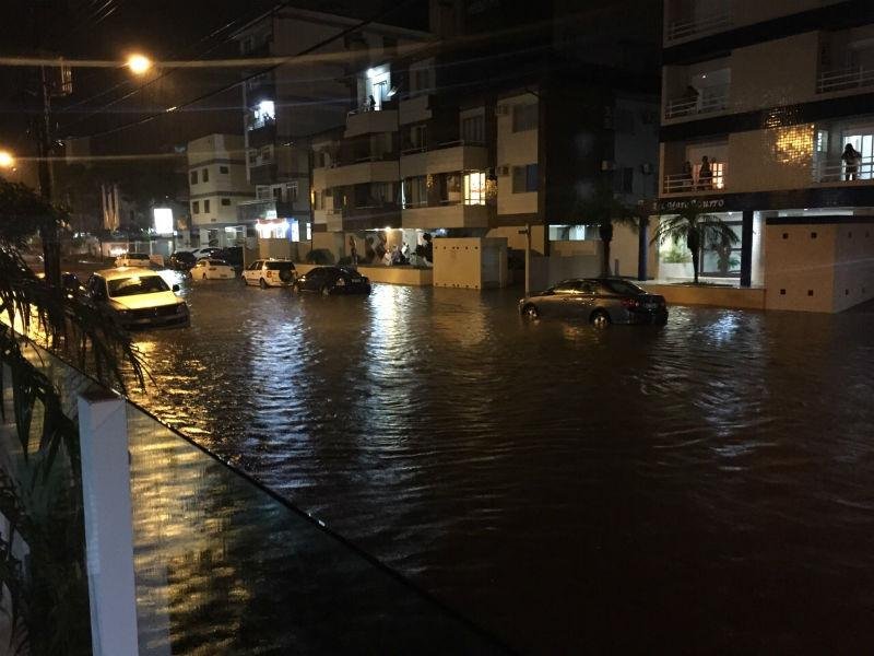 Forte chuva causa alagamentos e interdita estradas em Santa Catarina