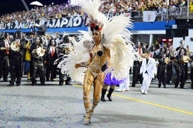 Sabrina estava bronzead&iacute;ssima