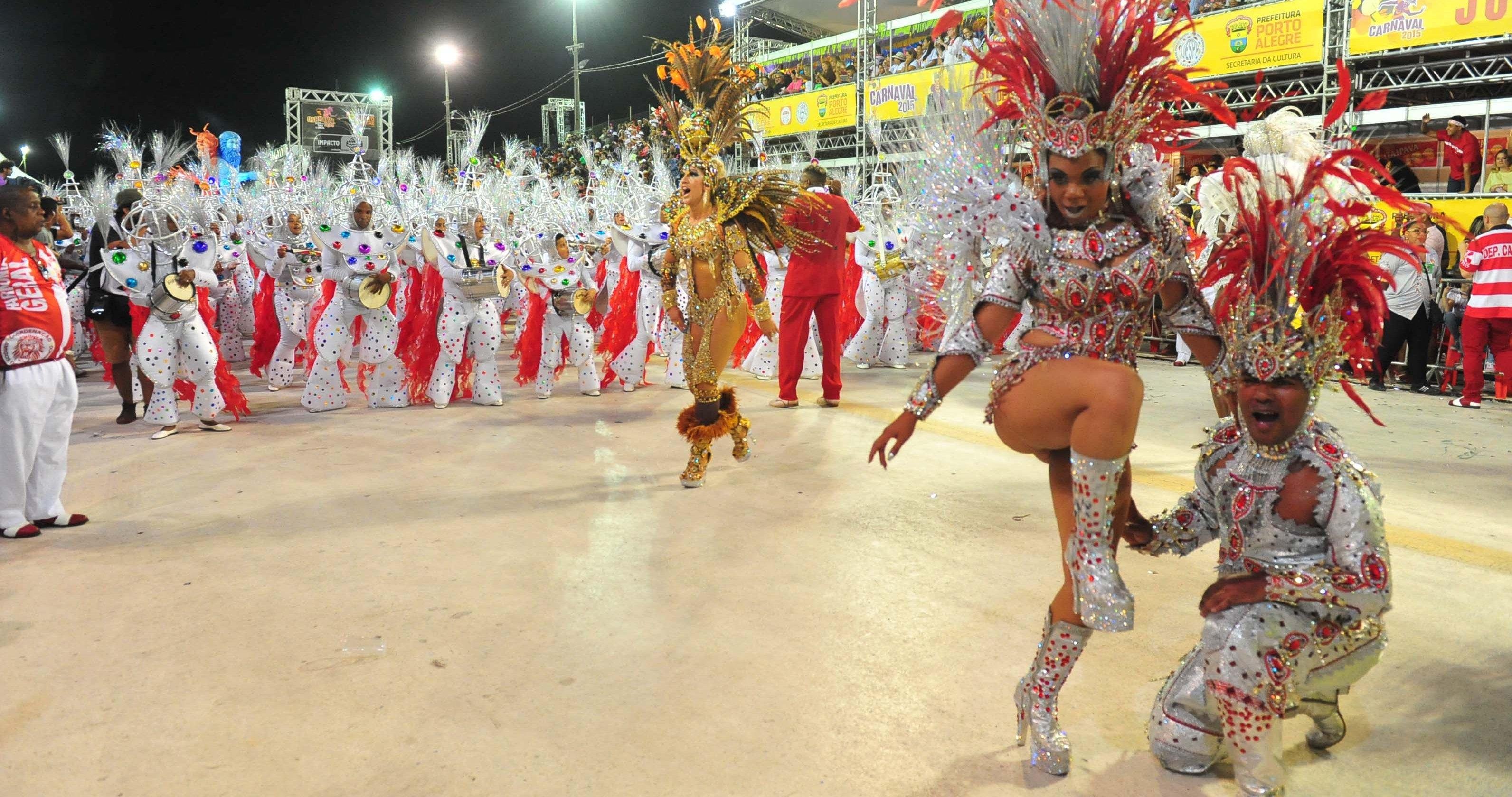Desfiles do Grupo Especial terminaram na madrugada deste domingo