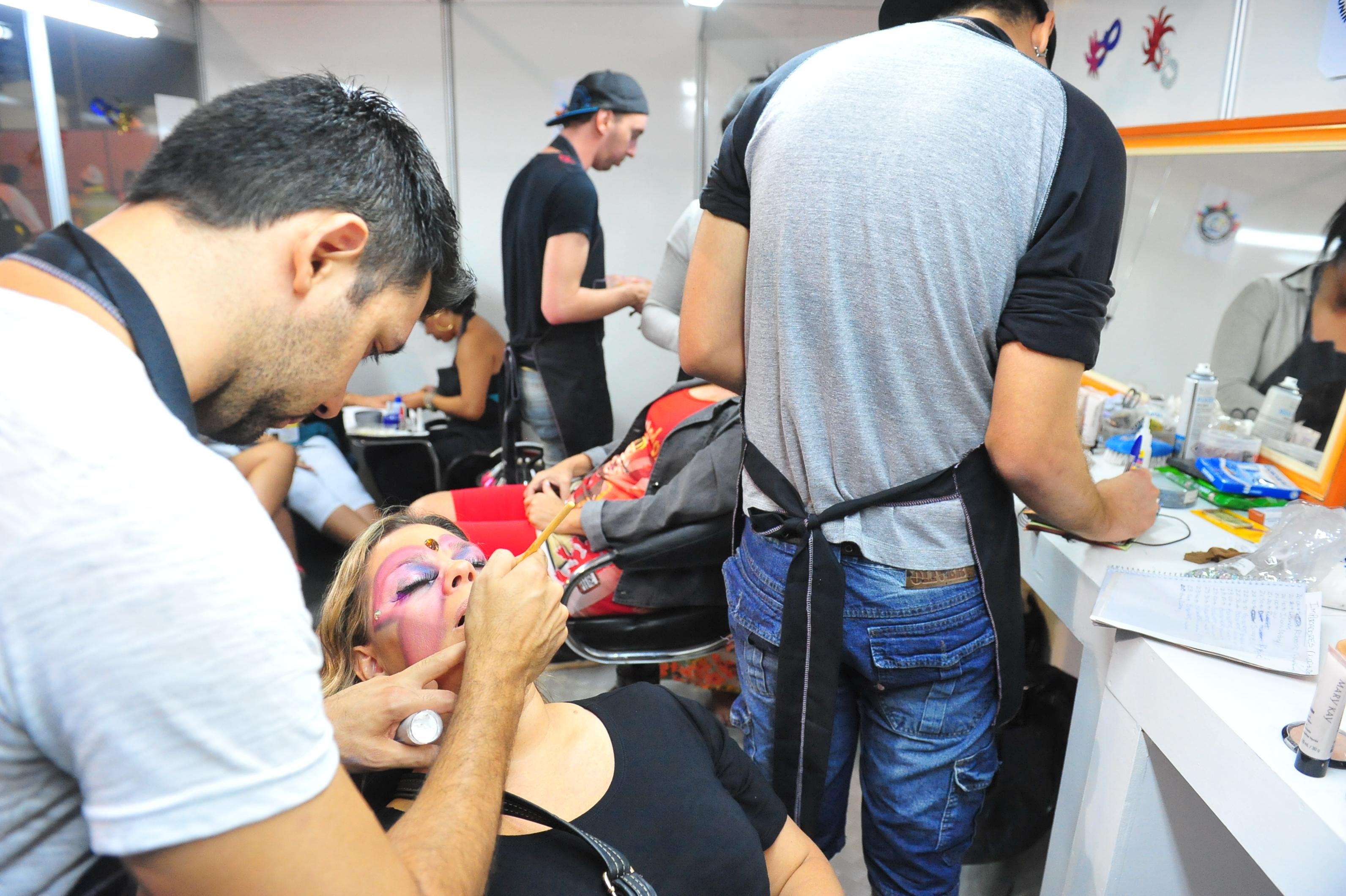 Mulheres comuns se transformam em princesas para Carnaval 