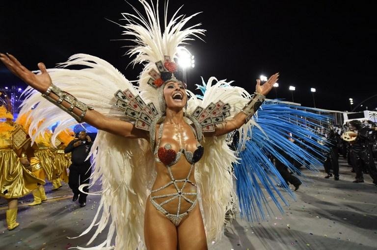Sabrina Sato defendeu Gavi&otilde;es da Fiel e esbanjou beleza e simpatia
