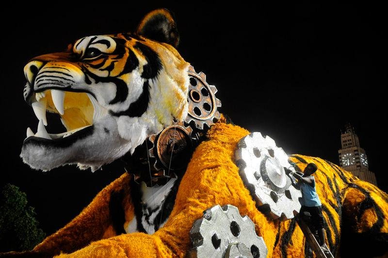 Escolas se preparam para o desfile desta noite no Rio