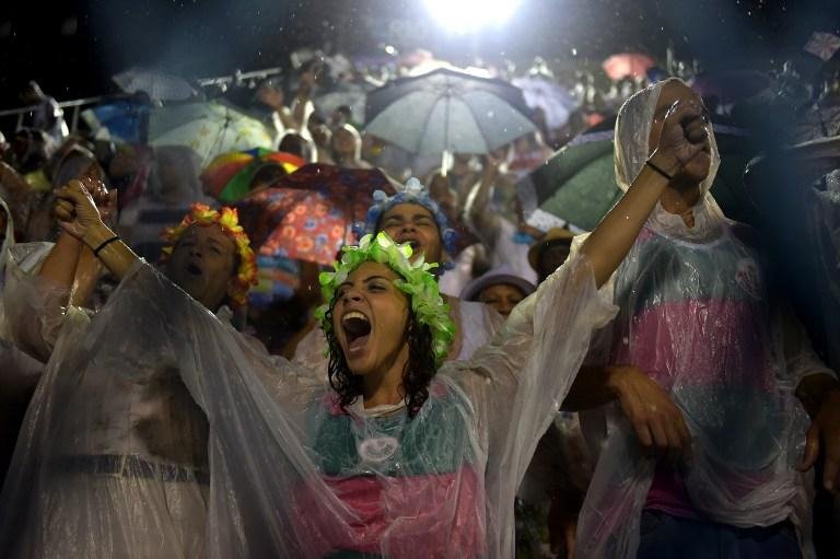 Foli&atilde; animada sob forte chuva na Sapuca&iacute;