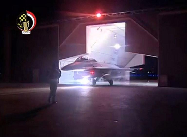 Imagem da TV Eg&iacute;pcia mostra F-16 supostamente partindo para o ataque