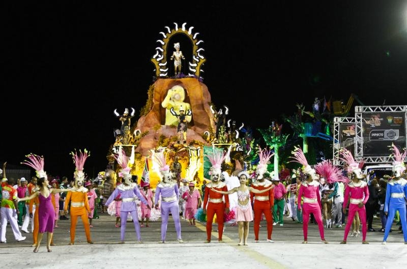 Academia de Samba Praiana encerrou o desfile do Grupo Intermedi&aacute;rio 