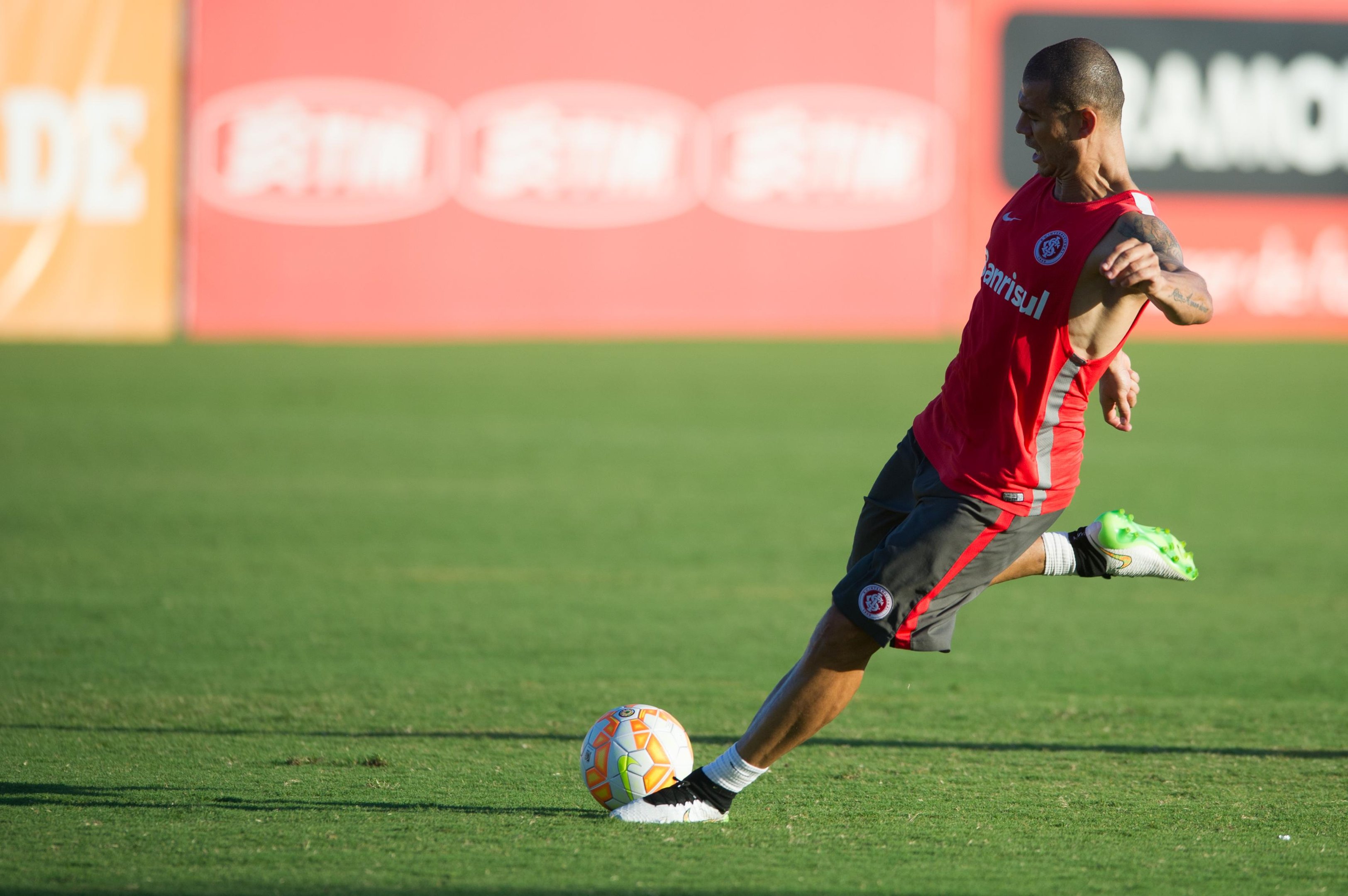 Jogadores treinaram bola parada na manh&atilde; desta segunda-feira