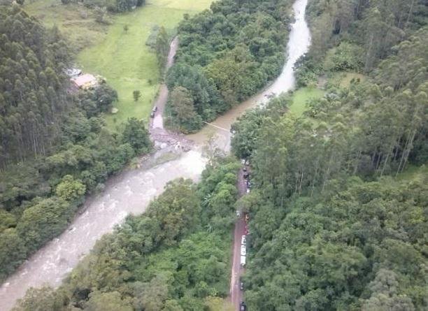 Ponte de Maquin&eacute; permanece submersa ap&oacute;s temporal no litoral Norte
