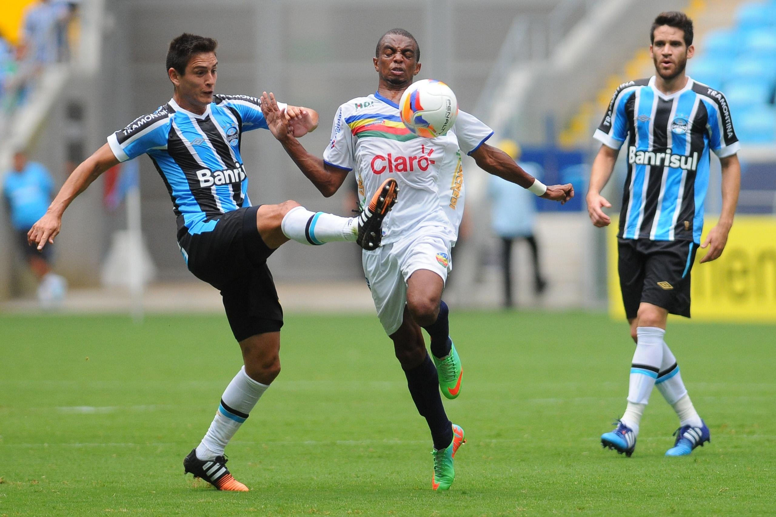 Zagueiro reconhece que desempenho do Gr&ecirc;mio deixou todos de cabe&ccedil;a quente