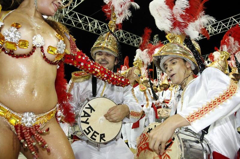 Escola vai desfilar na elite do carnaval de Porto Alegre em 2016
