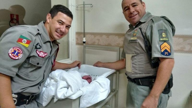 Bombeiros e PMs fazem parto de emerg&ecirc;ncia, em Canela