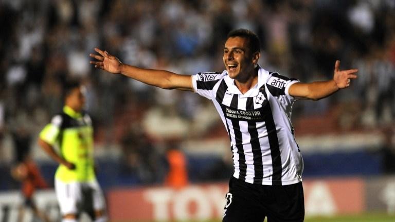 Donos da casa levaram a melhor, em jogo com cinco gols