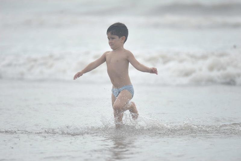 Maria Heloisa Alves, 49 anos, levou o neto Mikael, 1 ano, para a praia de Tramanda&iacute;
