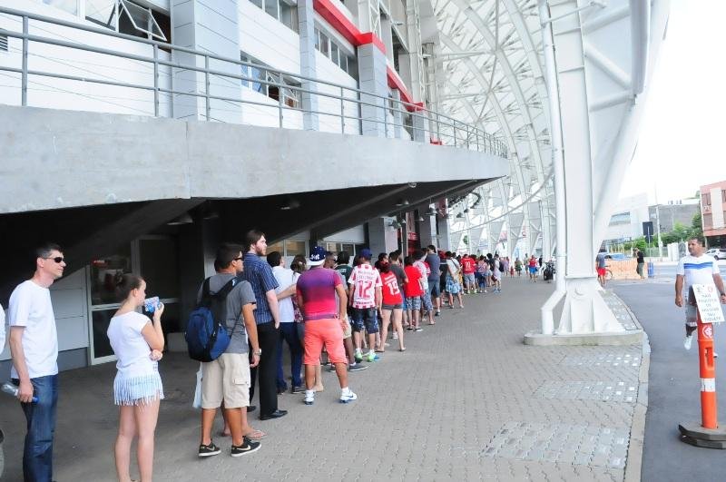 Longas se formaram na tarde desta quinta-feira no est&aacute;dio Beira-Rio
