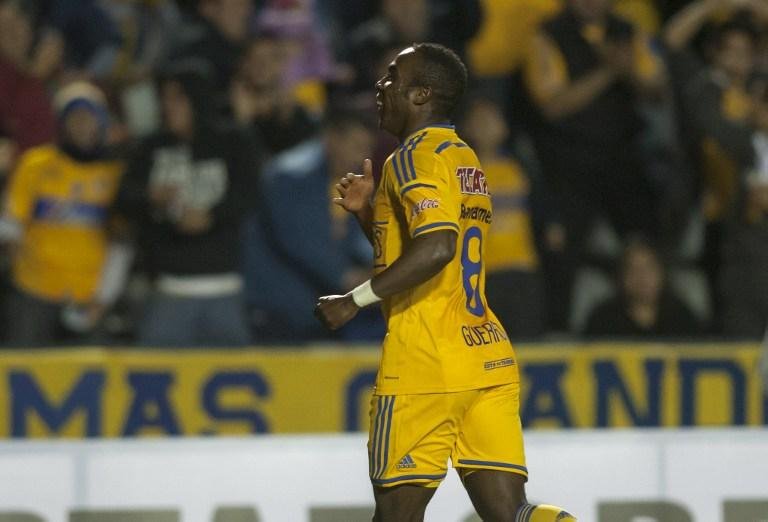Guerr&oacute;n foi decisivo ao anotar dois gols contra peruanos