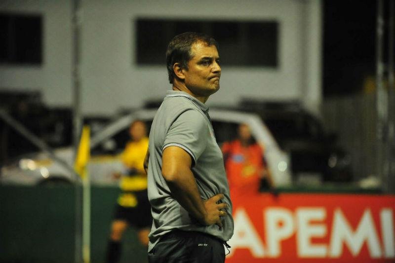 Diego Aguirre come&ccedil;a a sofrer press&atilde;o