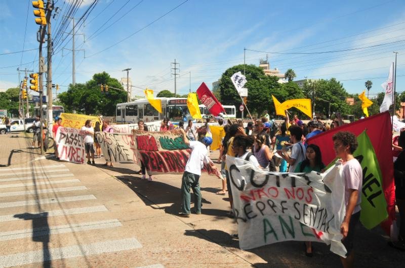 Grupo trancou o tr&acirc;nsito nas esquinas das avenidas Ipiranga e &Eacute;rico Ver&iacute;ssimo