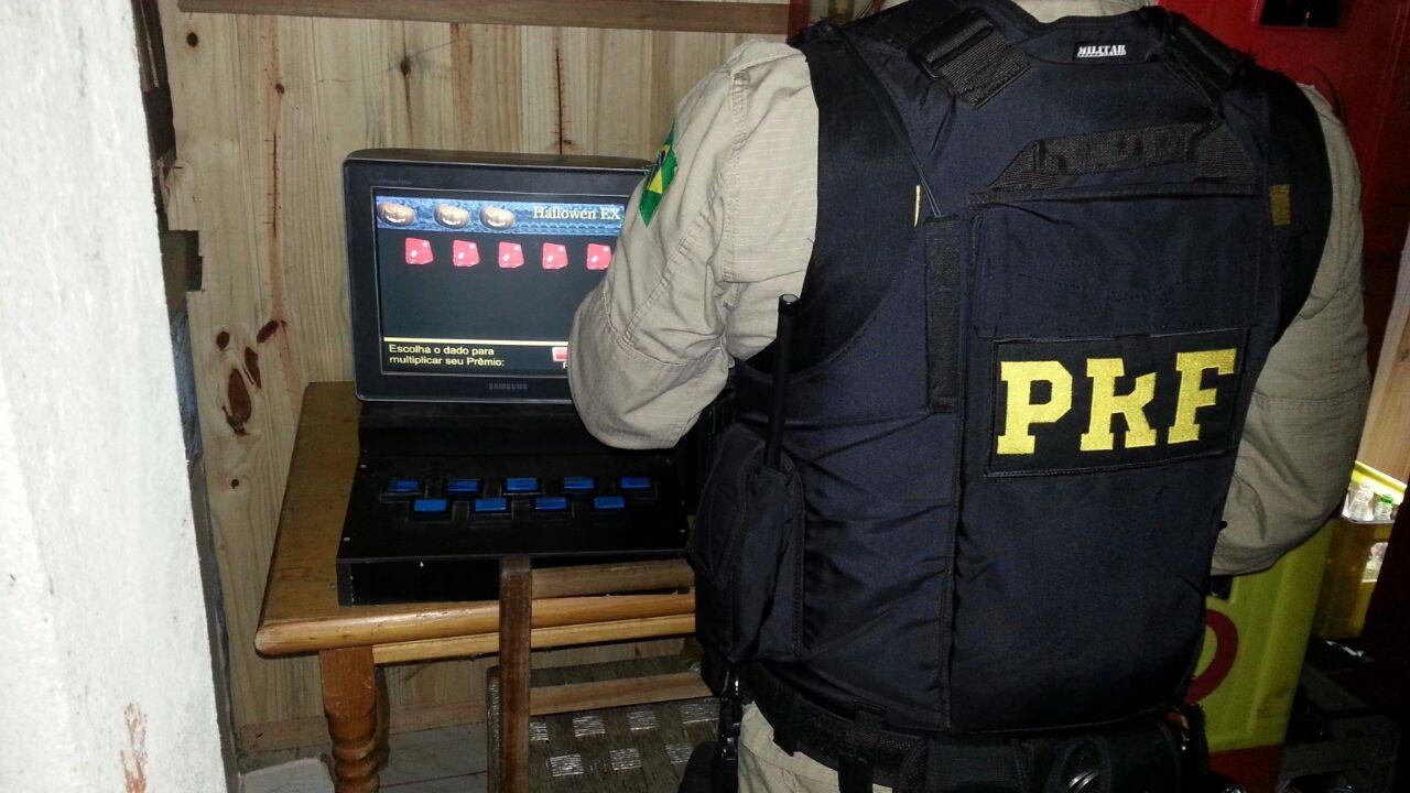 Maconha e m&aacute;quina ca&ccedil;a-n&iacute;quel s&atilde;o apreendidas em boate no Vale do Taquari