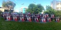 Inúmeros banners foram colocados pelas ruas das cidades de Três Passos, homenageando Bernardo Boldrini e sua mãe Odilaine Uglione