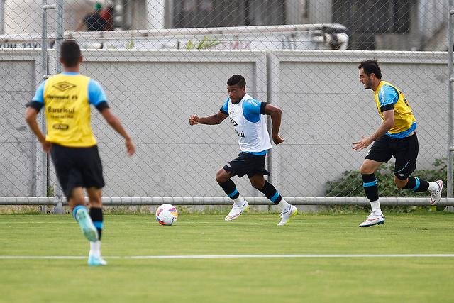 Pedro Rocha quer aproveitar chance antes da chegada de refor&ccedil;os 