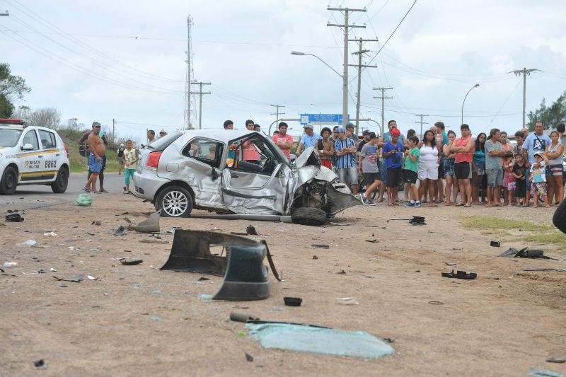 Batida envolveu um Prisma, um Palio e um Peugeot 206