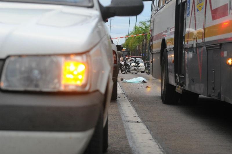 Um ve&iacute;culo Uno bateu na lateral da moto
