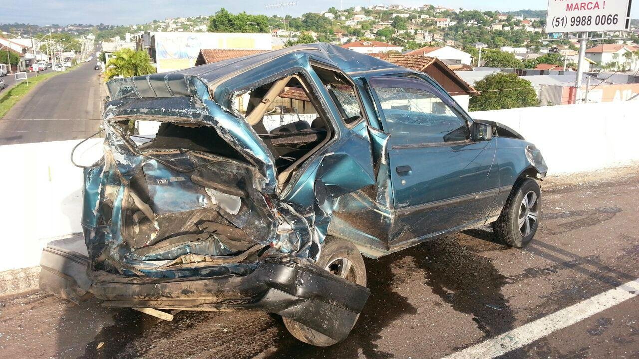 Colis&atilde;o de ve&iacute;culos deixa tr&ecirc;s pessoas feridas em Novo Hamburgo 