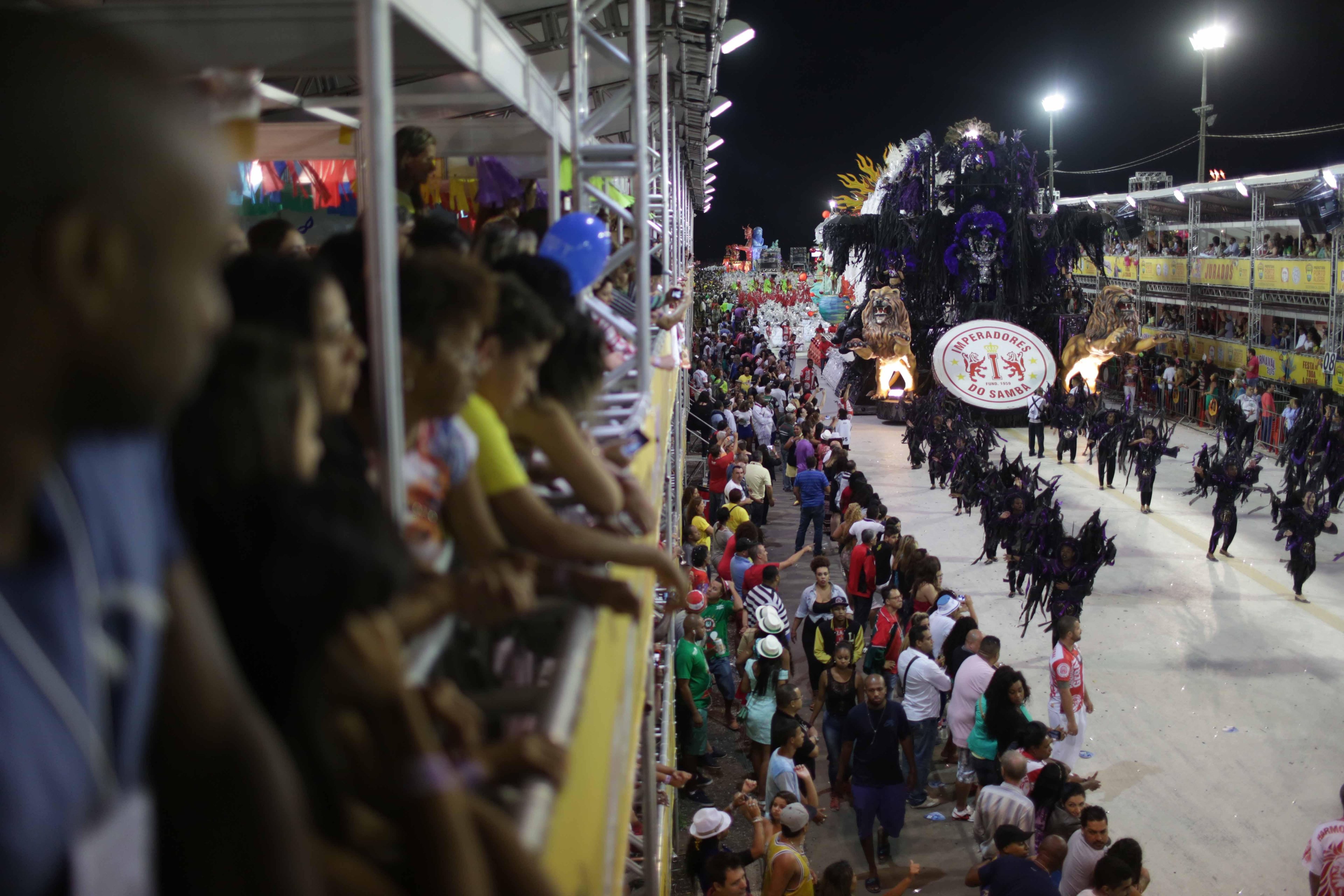 Escolas campe&atilde;s do Carnaval desfilam hoje no Porto Seco