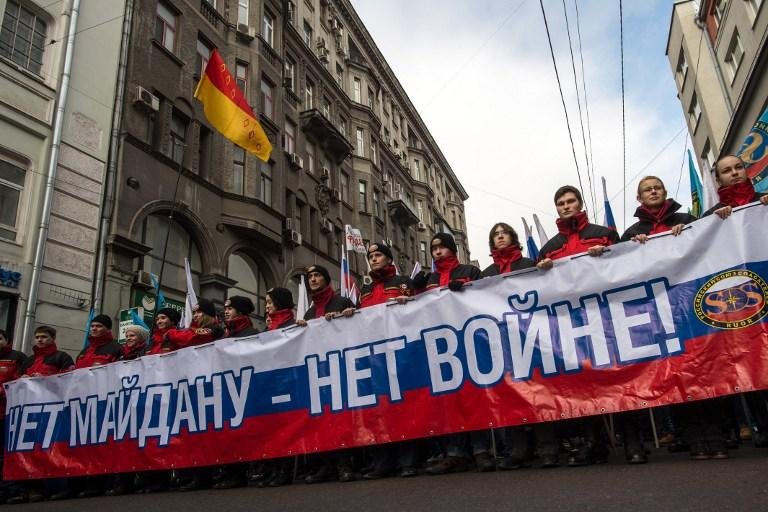 Milhares de pessoas protestam em Moscou contra revoltas populares 
