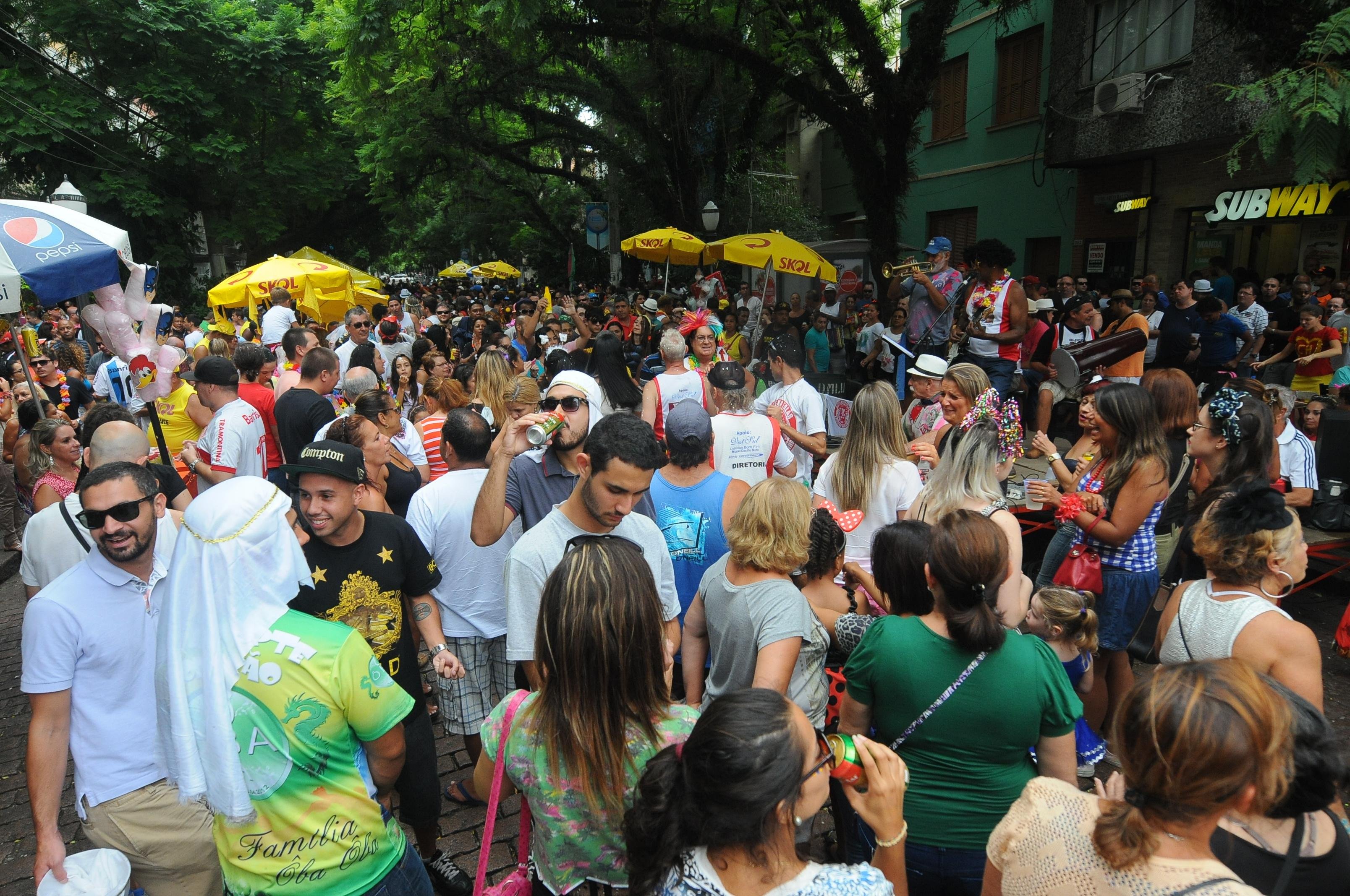 Milhares curtem sucessos do MPB e marchinhas famosas na regi&atilde;o central de Porto Alegre