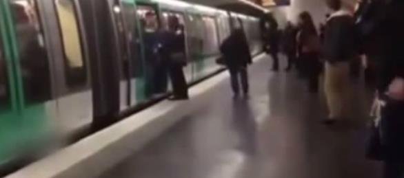 Testemunhas denunciaram c&acirc;nticos preconceituosos e homem negro foi empurrado para fora de trem