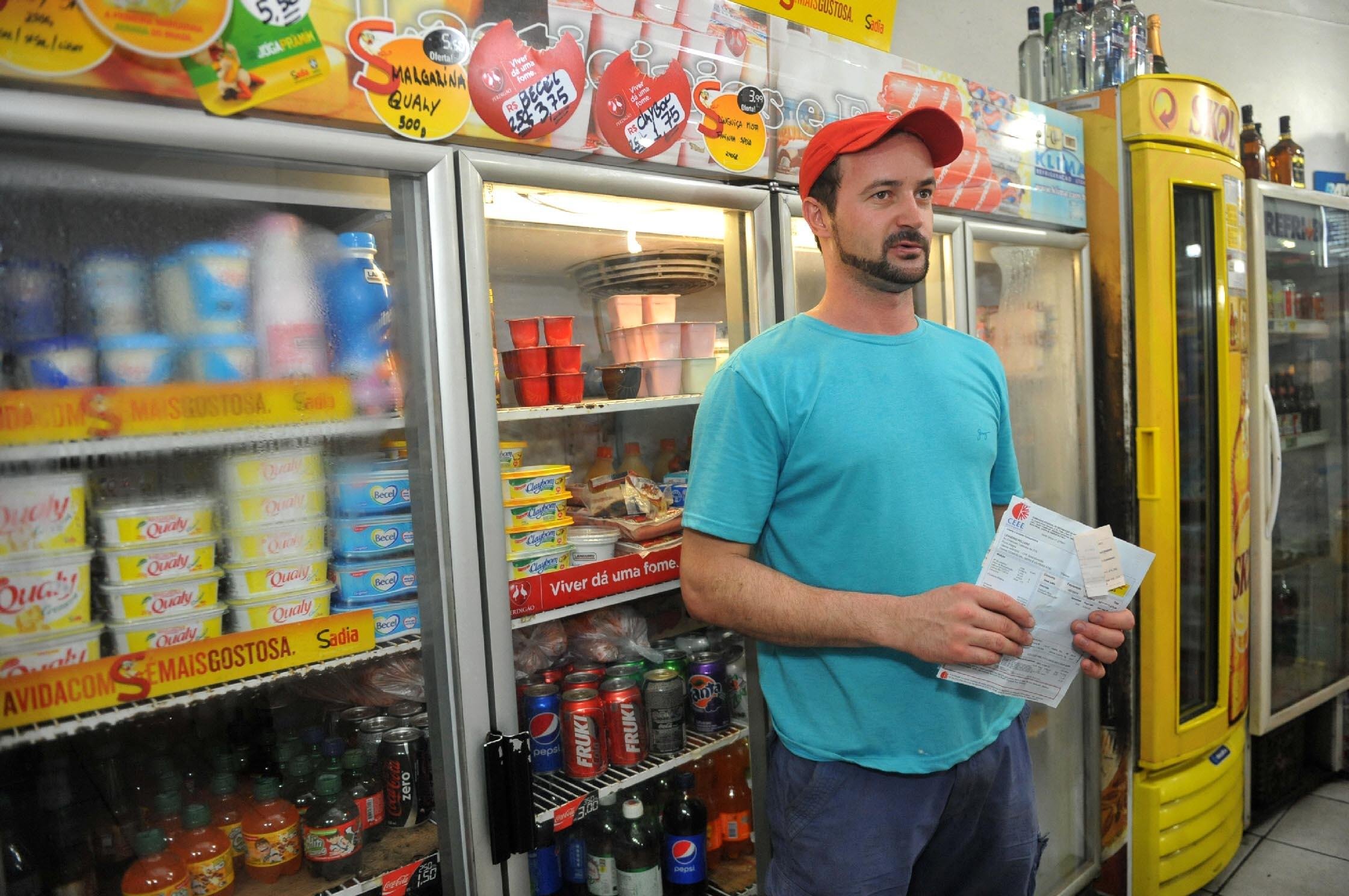 Dono de minimercado no bairro Floresta, Leandro troca produtos de balc&atilde;o durante a noite para eocnomizar