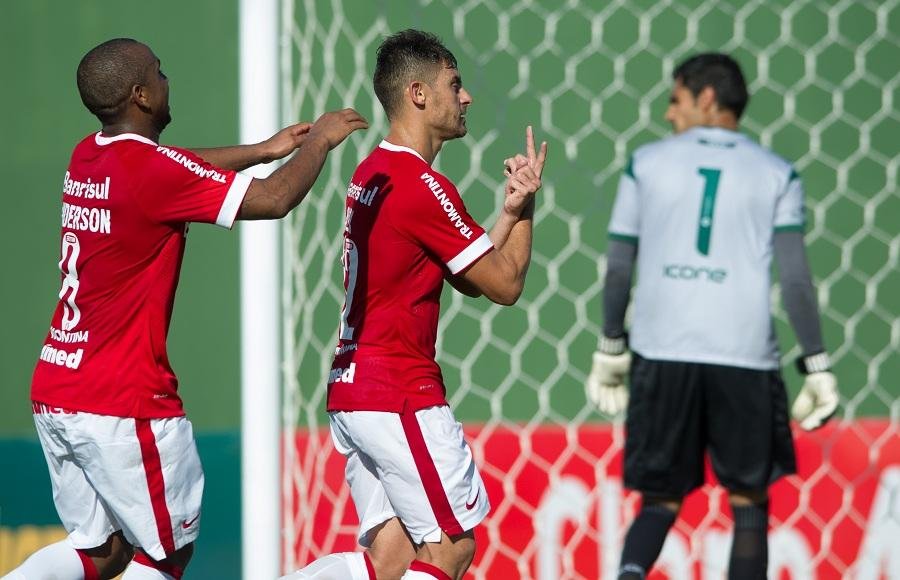 Alex marcou dois gols contra o S&atilde;o Paulo-RG
