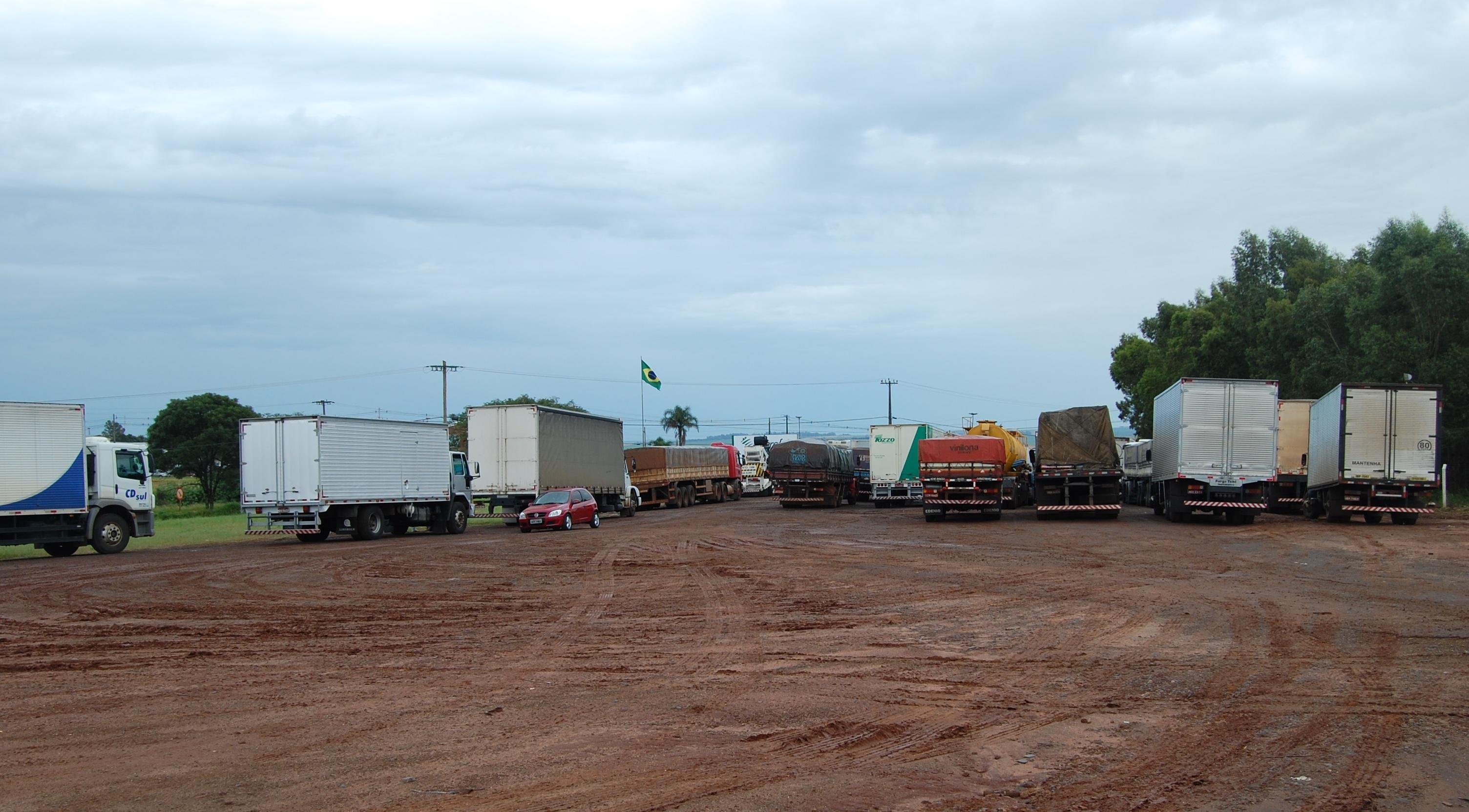 Caminh&otilde;es permanecem estacionados no acostamento da BR 468