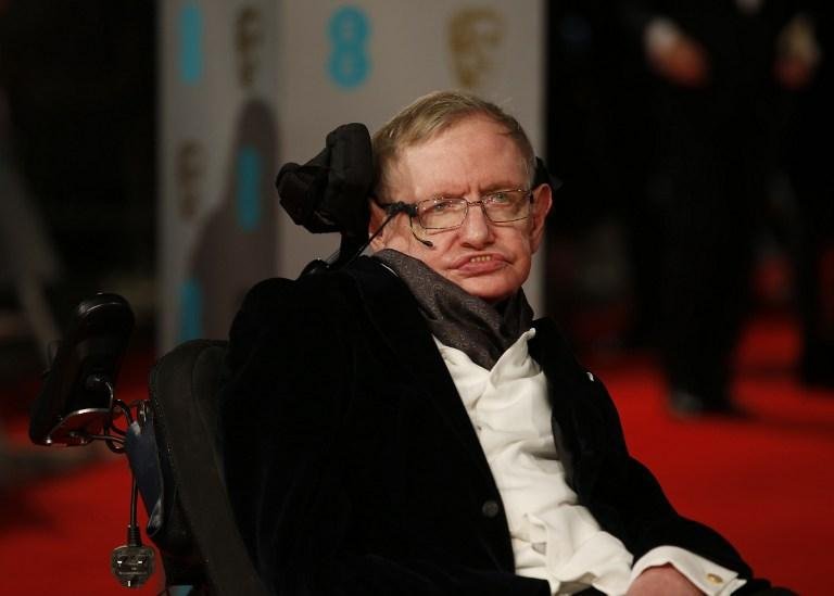 Stephen Hawking parabenizou Eddie Redmayne 