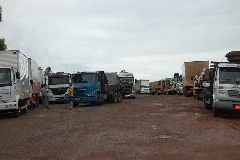 Caminh&otilde;es permanecem estacionados no acostamento da BR 468 e em postos de combust&iacute;vel