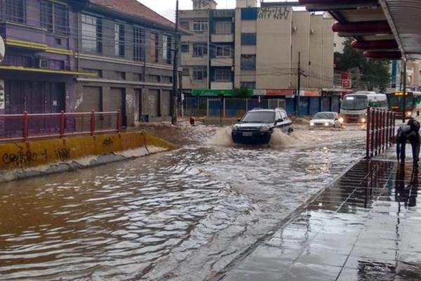 Avenida Assis Brasil ficou alagada na manh&atilde; desta ter&ccedil;a